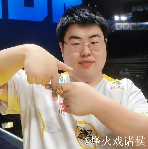 Fly：还记得小胖赵云大招扎四个，记得小胖的来时路